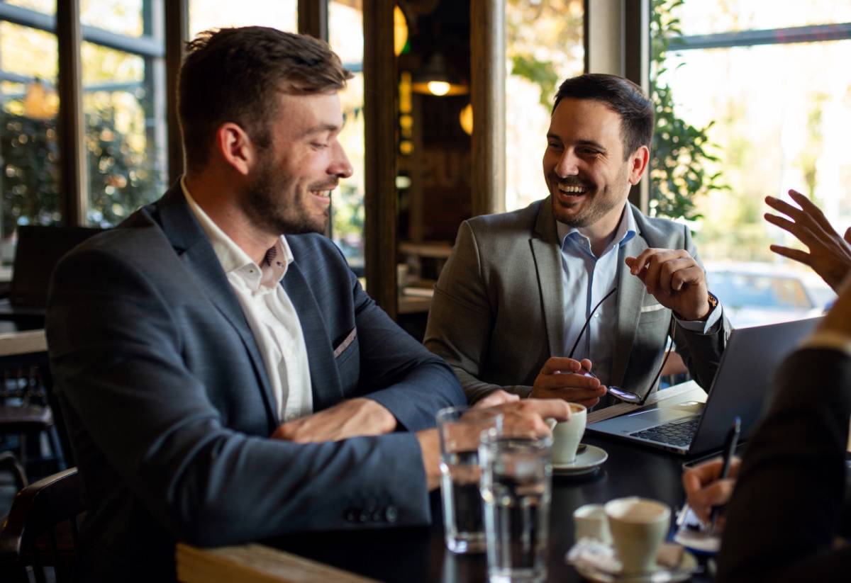 カフェでおしゃべりをする男性
