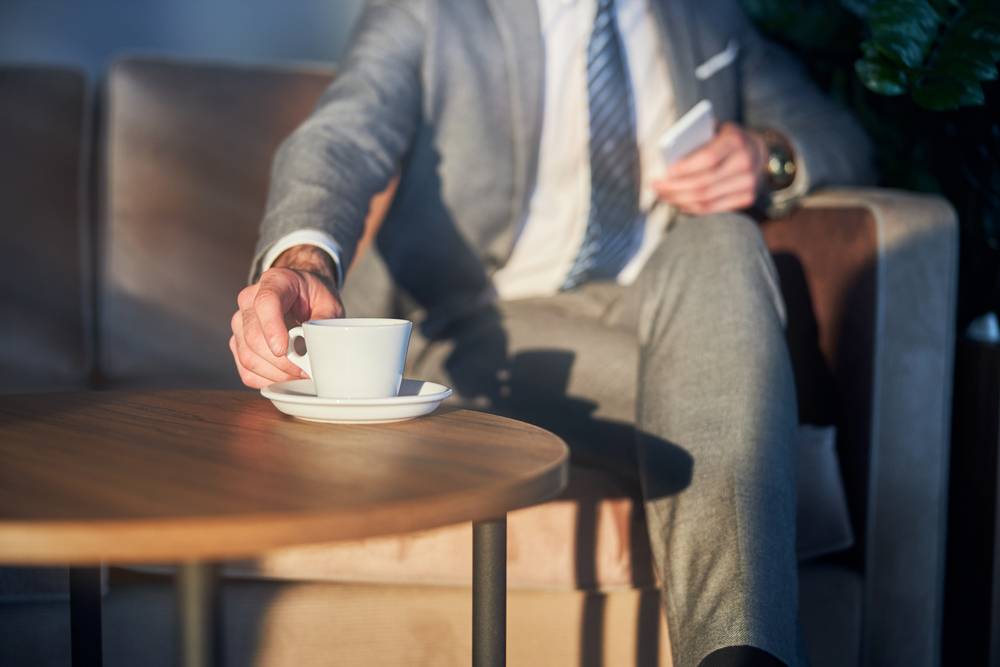飲み物を飲む男性