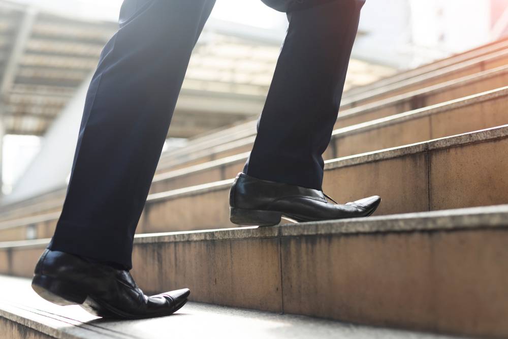 階段をのぼる男性
