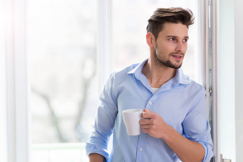 飲み物を飲む男性