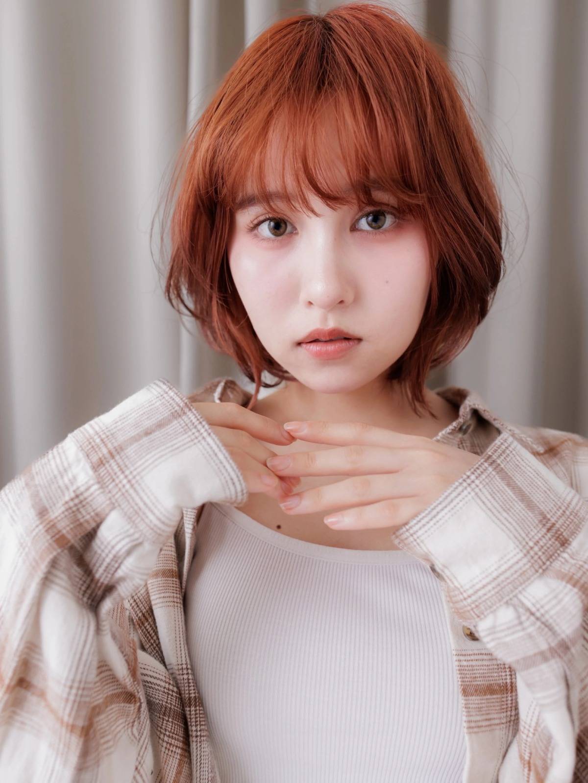 チェリーレッドの抜け感ミディボブ