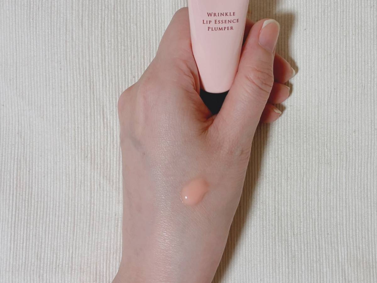 THE RETINOTIME ザ・レチノタイム リンクルリップエッセンス プランパー ヌーディピンク リップ美容液 色付きリップ スウォッチ 筆者手 本体