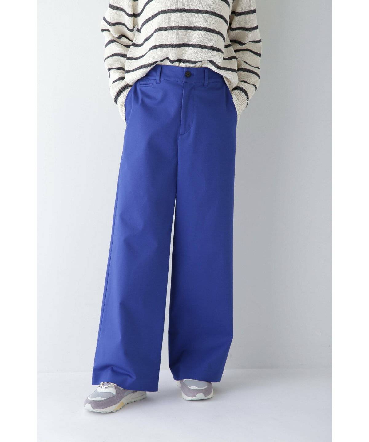 ボーダー柄トップスにチノパンを合わせた女性