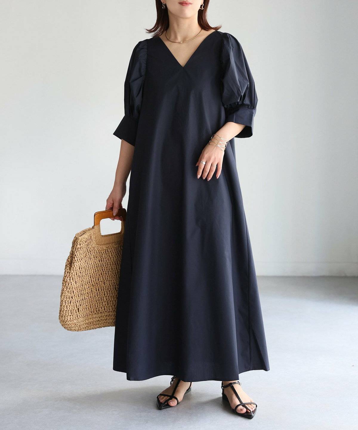 ネイビーのワンピースを着た女性