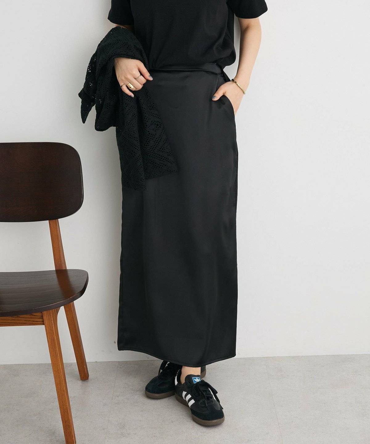 モノトーンコーデの女性