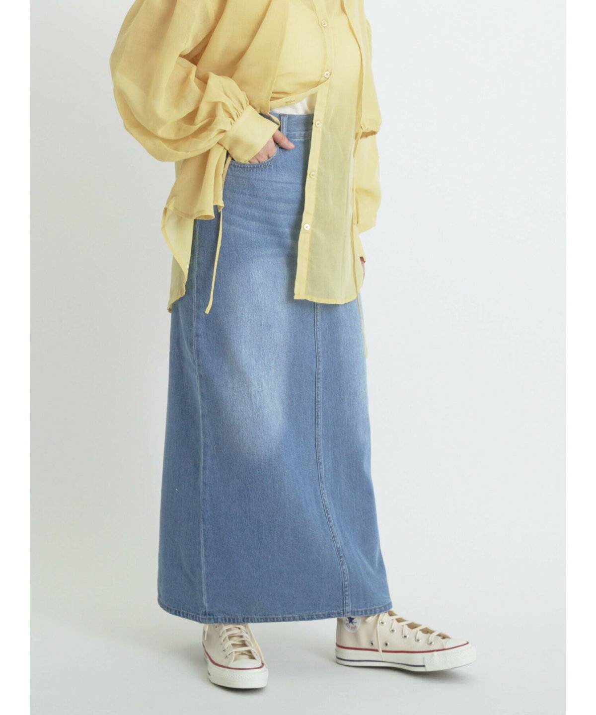 シアーシャツを羽織った女性