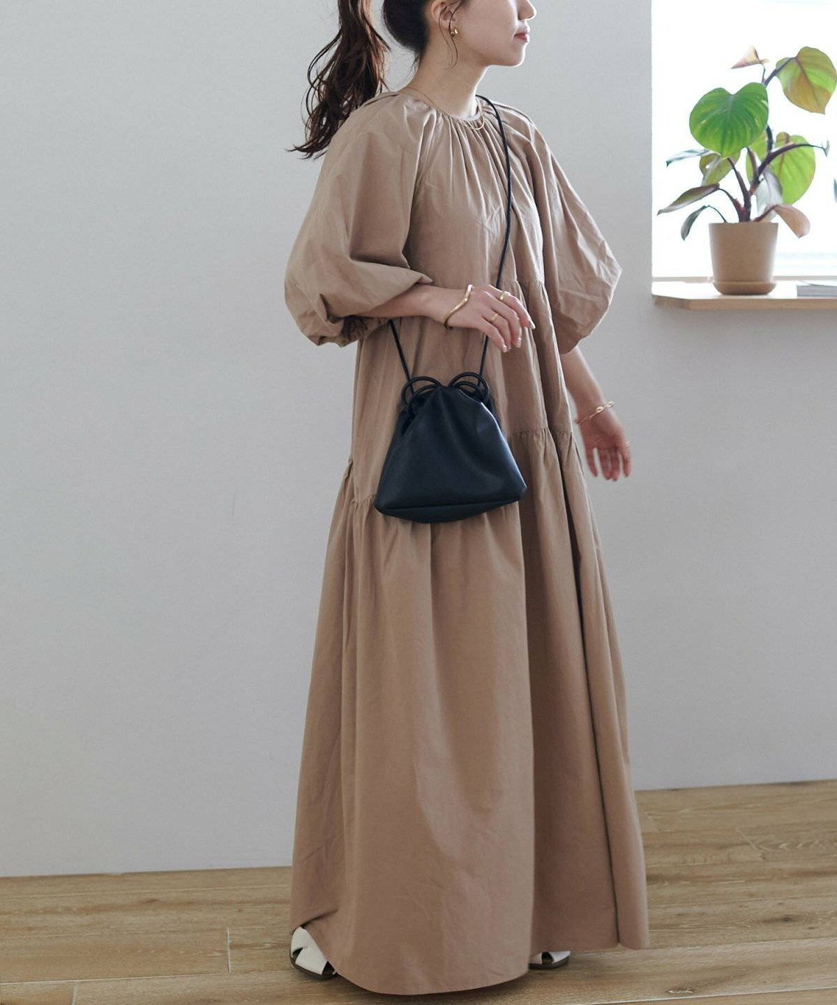 ベージュのワンピースを着た女性