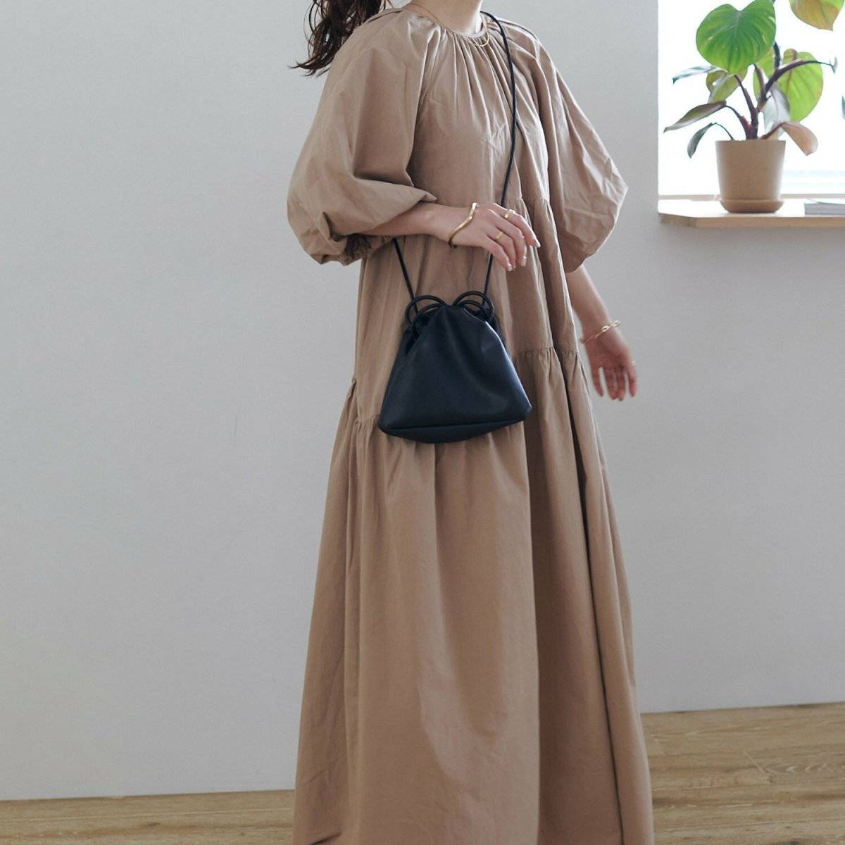 ベージュのワンピースを着た女性