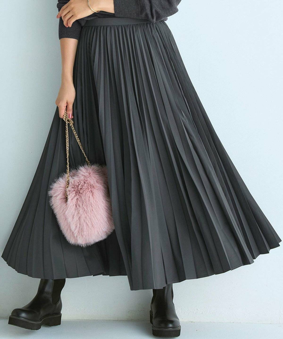 グレーのプリーツスカートコーデ