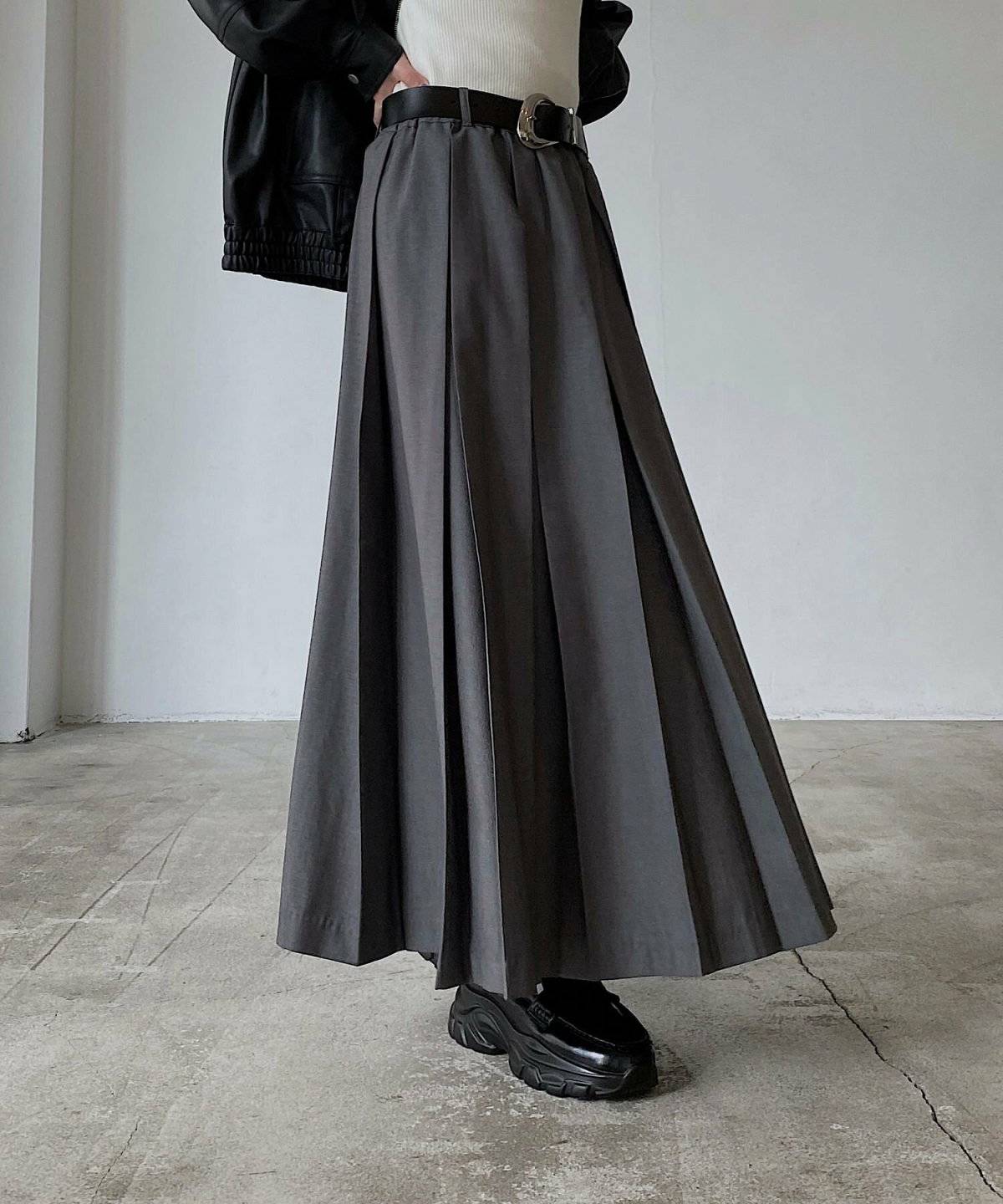 グレーのプリーツスカートコーデ