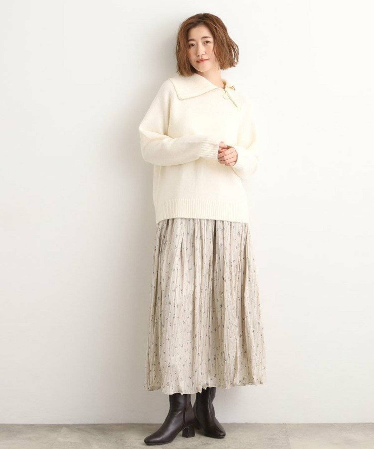 グレーのプリーツスカートコーデ