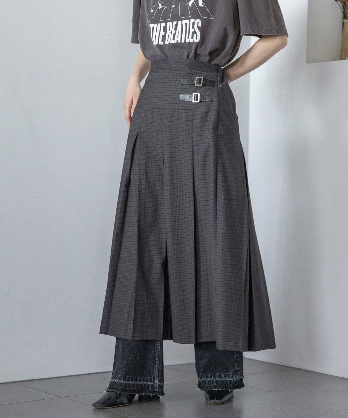 グレーのプリーツスカートコーデ