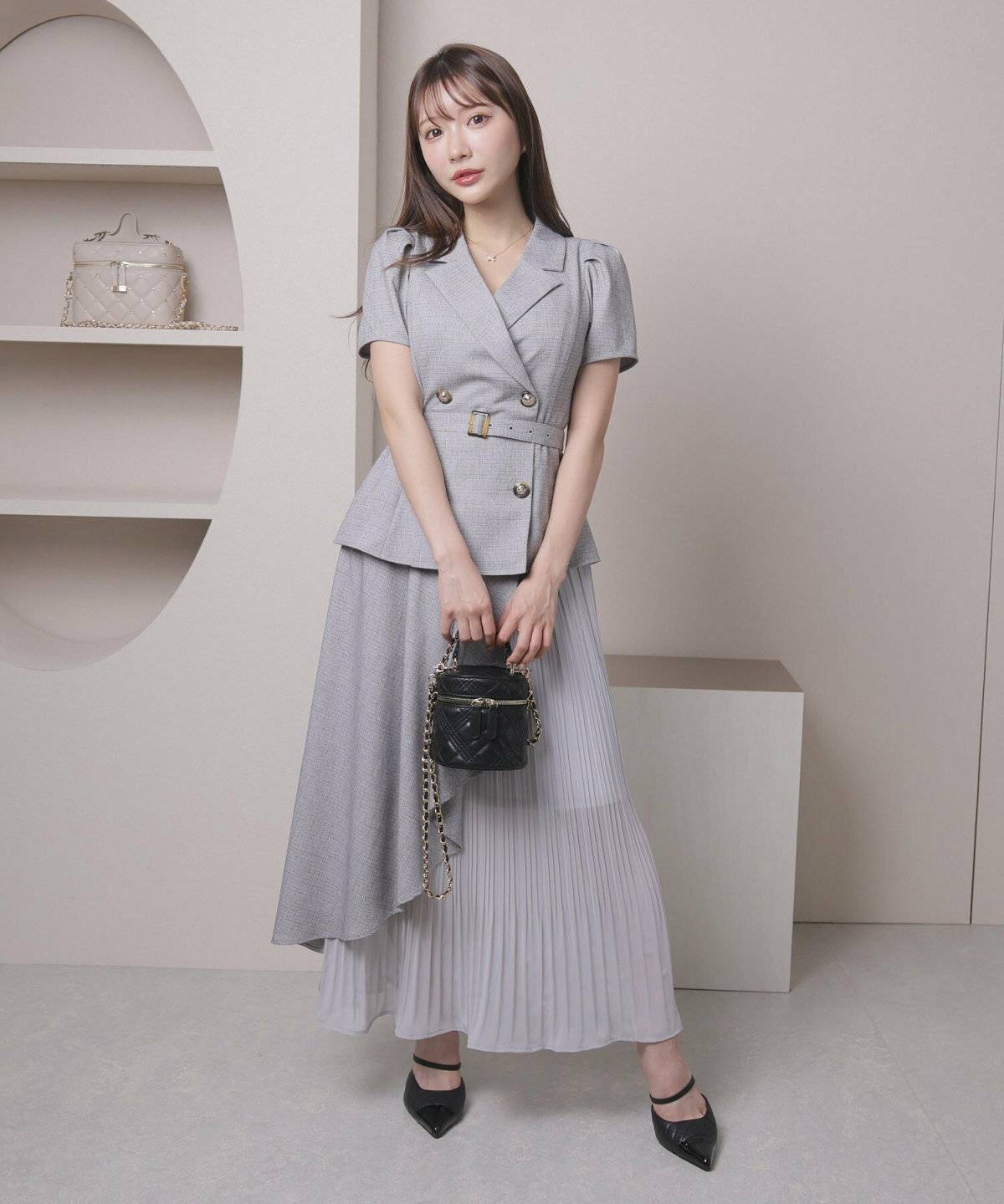 グレーの切替プリーツスカートコーデ
