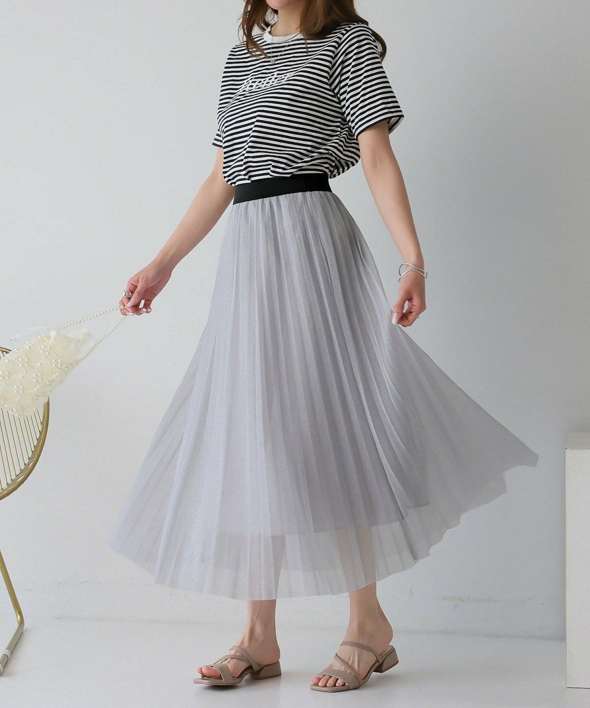 グレーのミモレ丈プリーツスカートコーデ