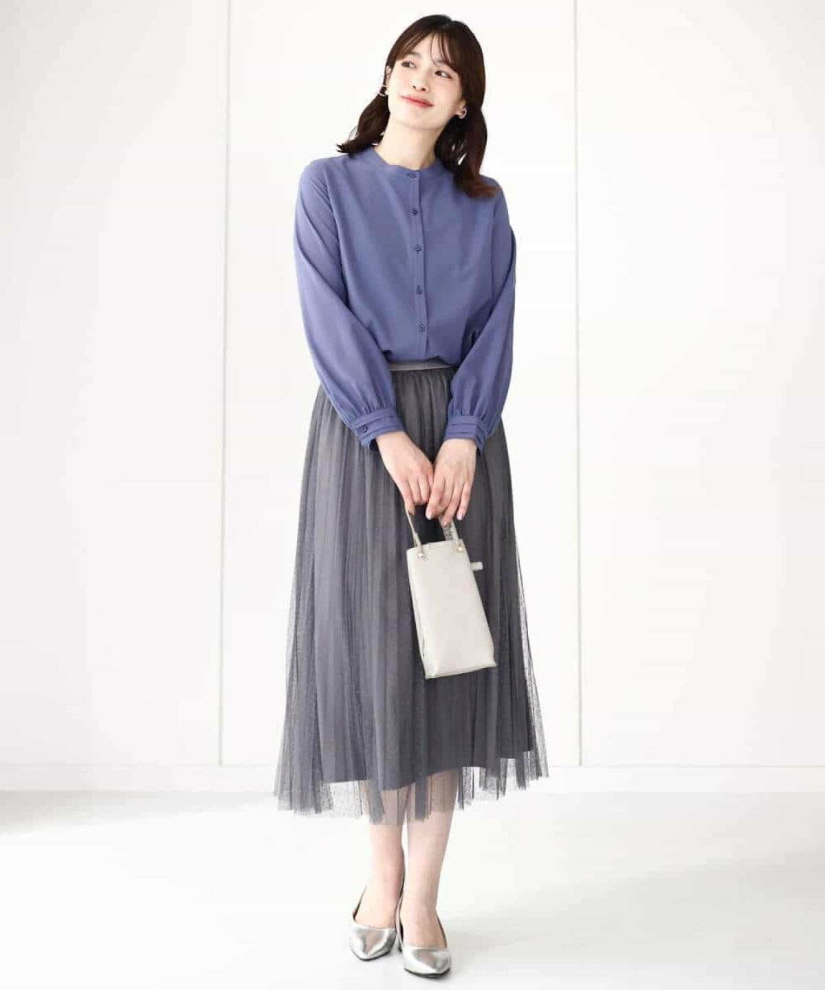 ライトグレーのプリーツスカートコーデ