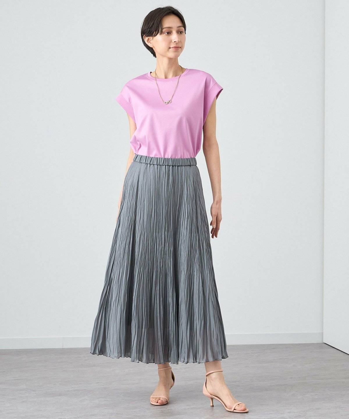 グレーのプリーツスカートコーデ