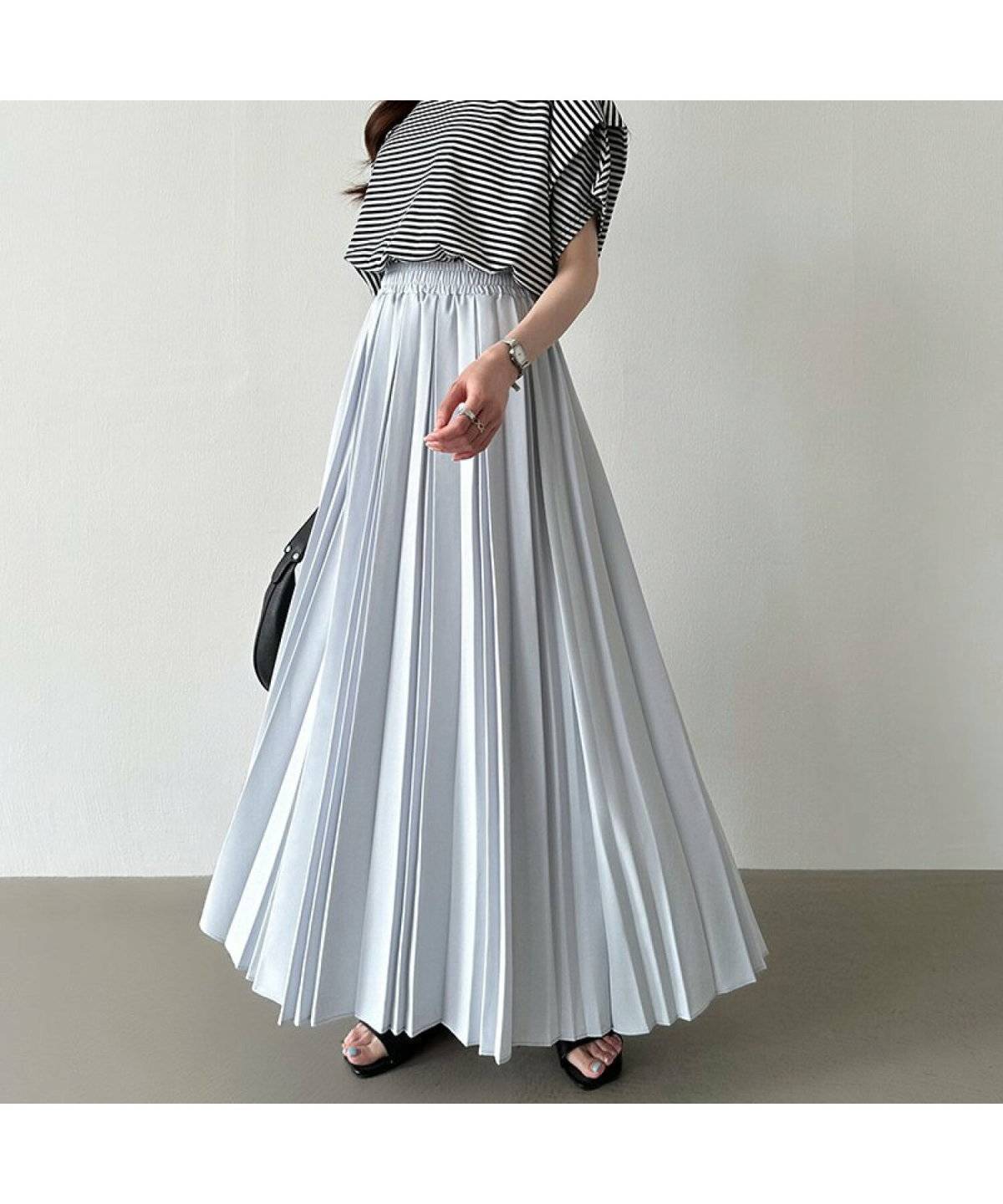 グレーのプリーツスカートコーデ