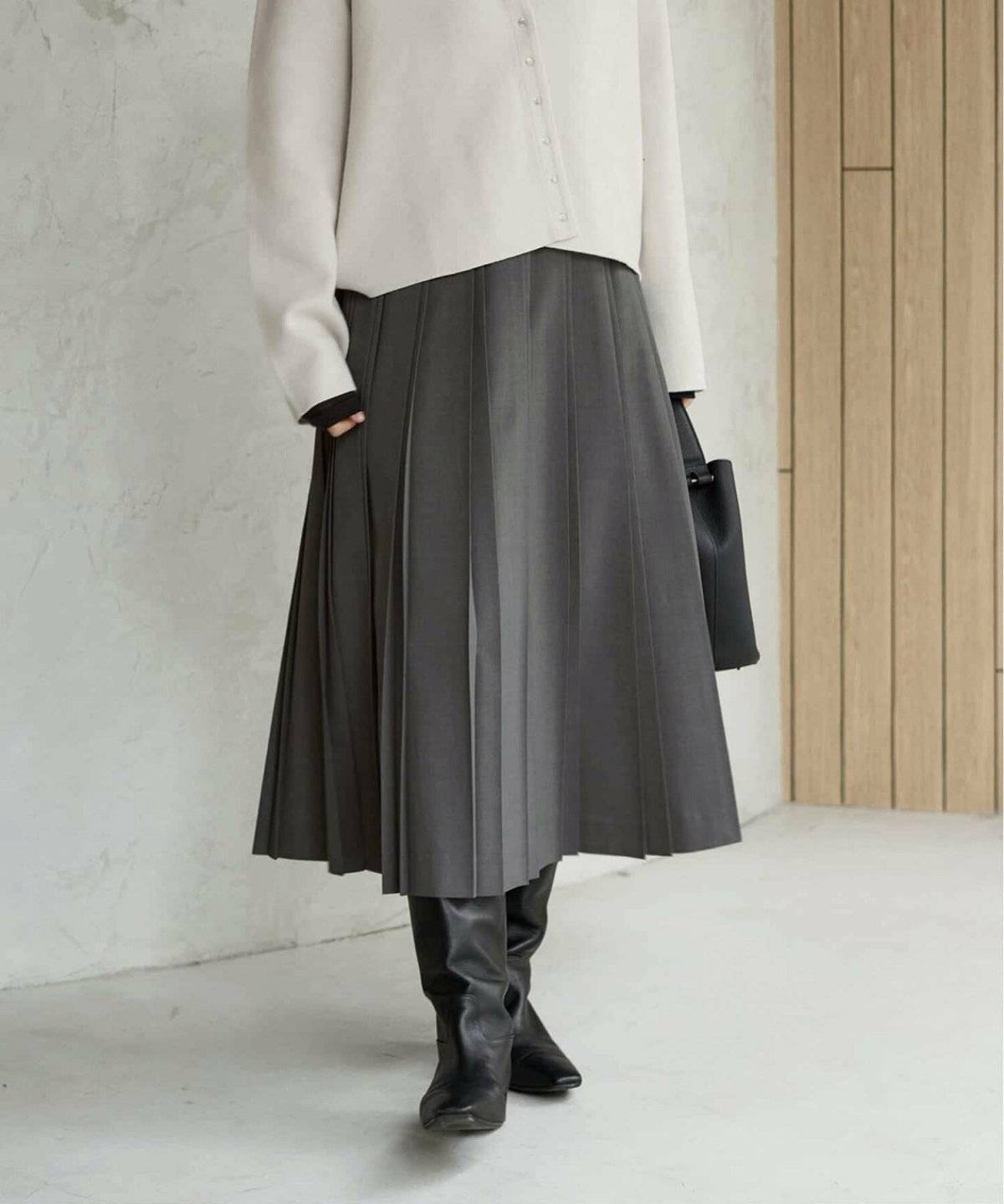 グレーのプリーツスカートコーデ