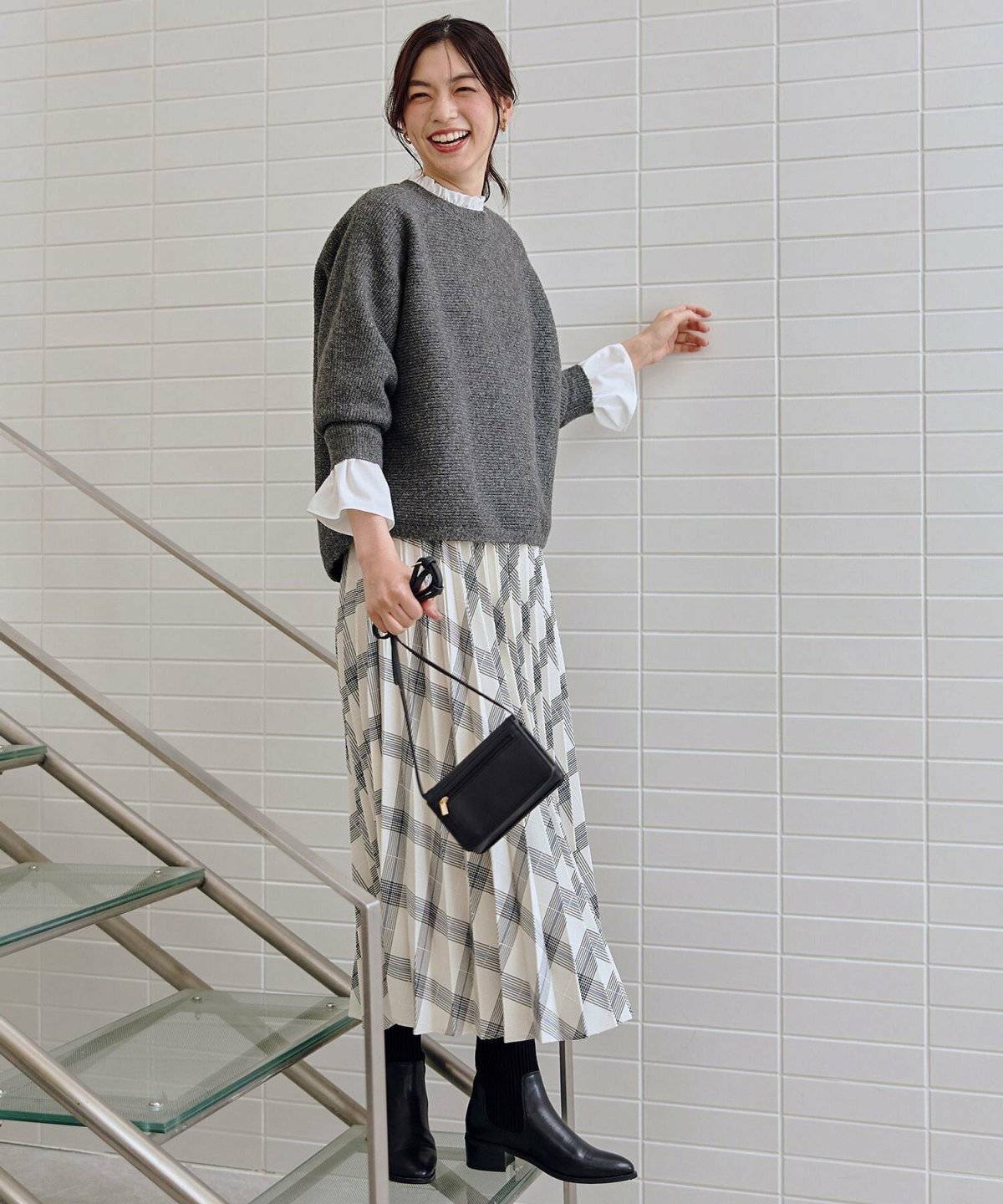 グレーのチェックプリーツスカートコーデ