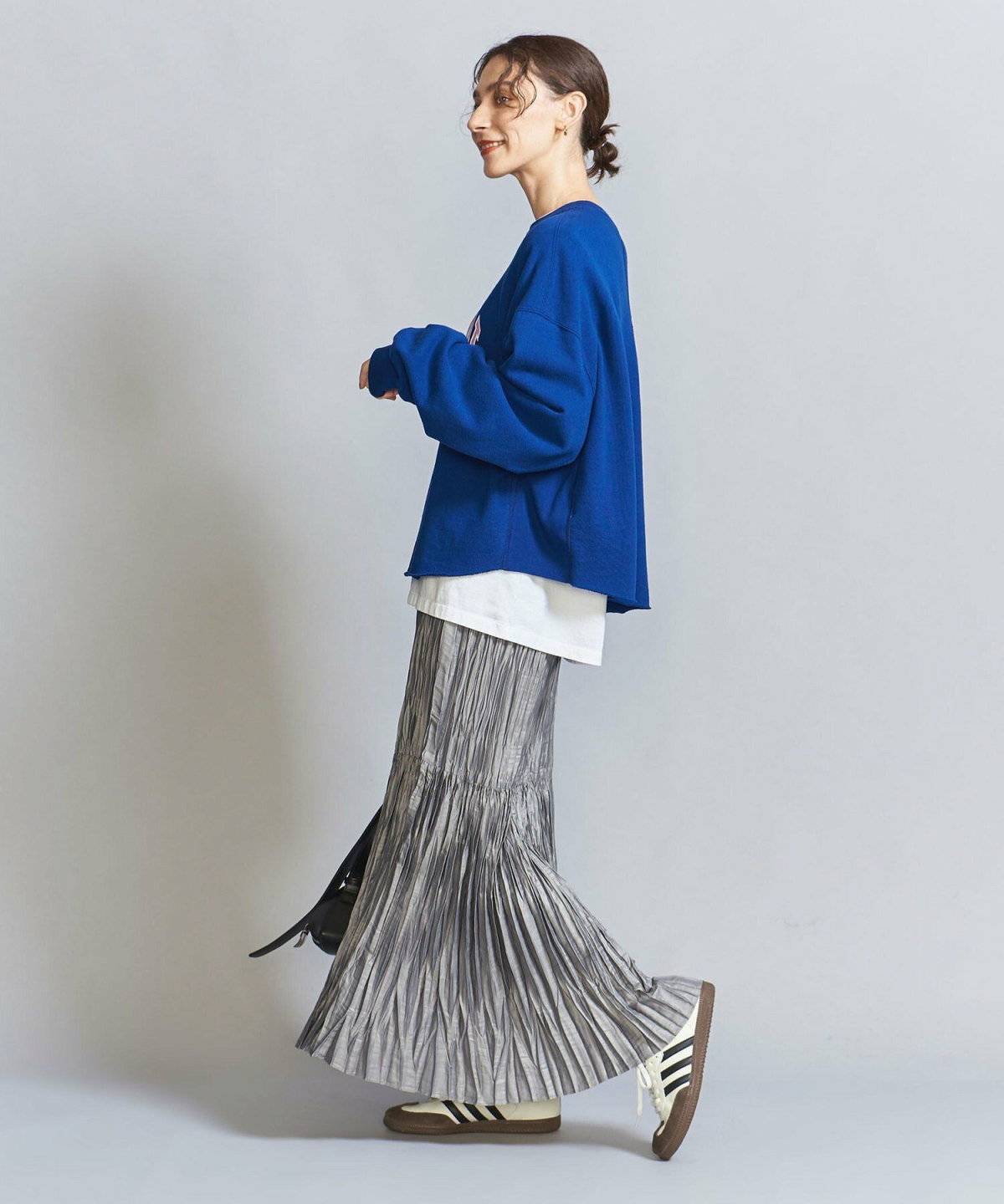 グレーのシャイニープリーツスカートコーデ