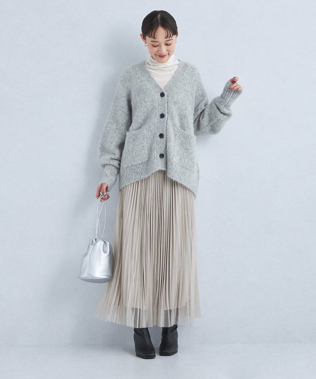グレーのチュールプリーツスカートコーデ