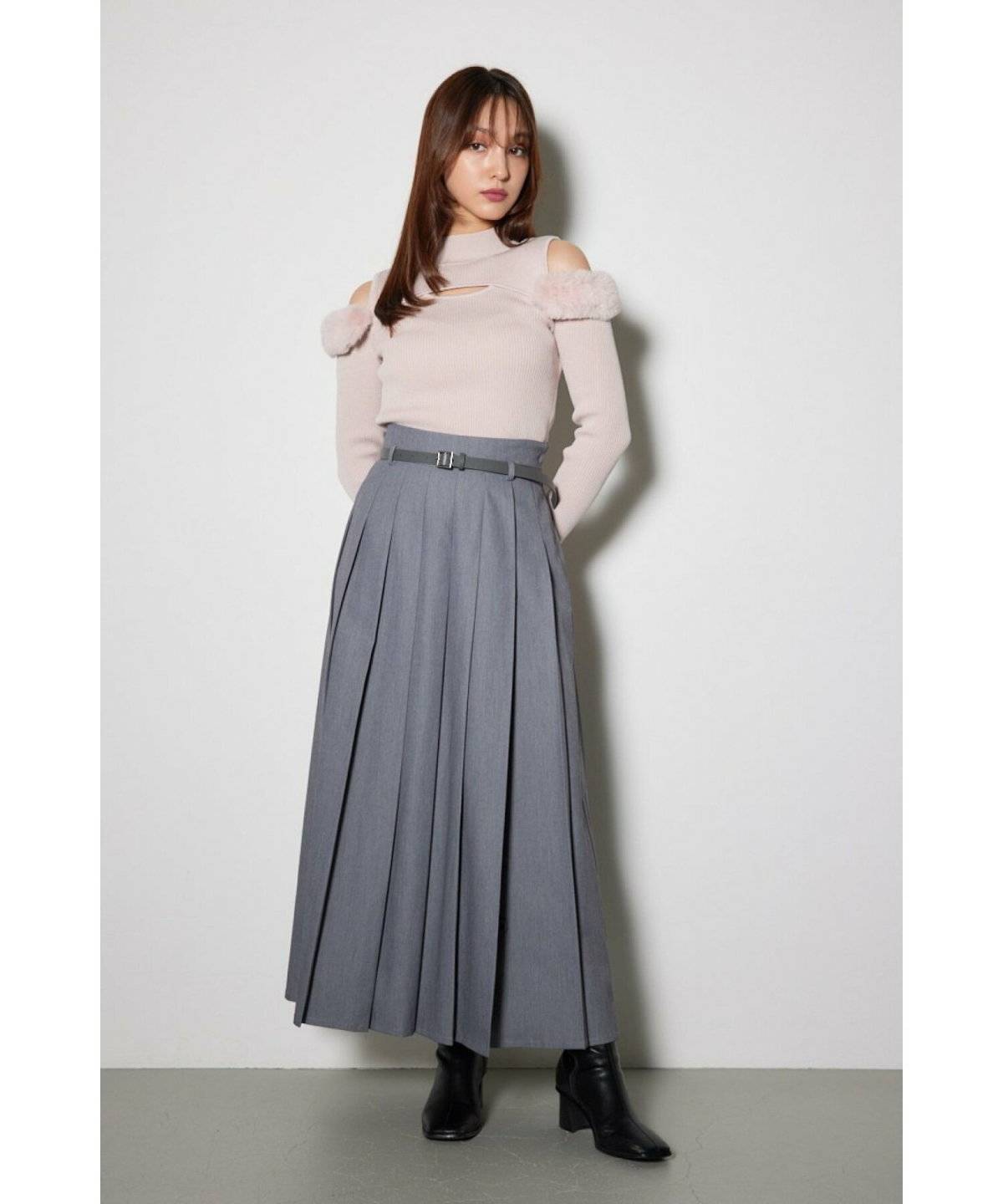グレーのニットプリーツスカートコーデ