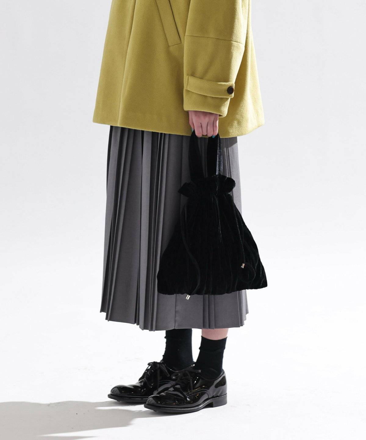 グレーのプリーツスカートコーデ