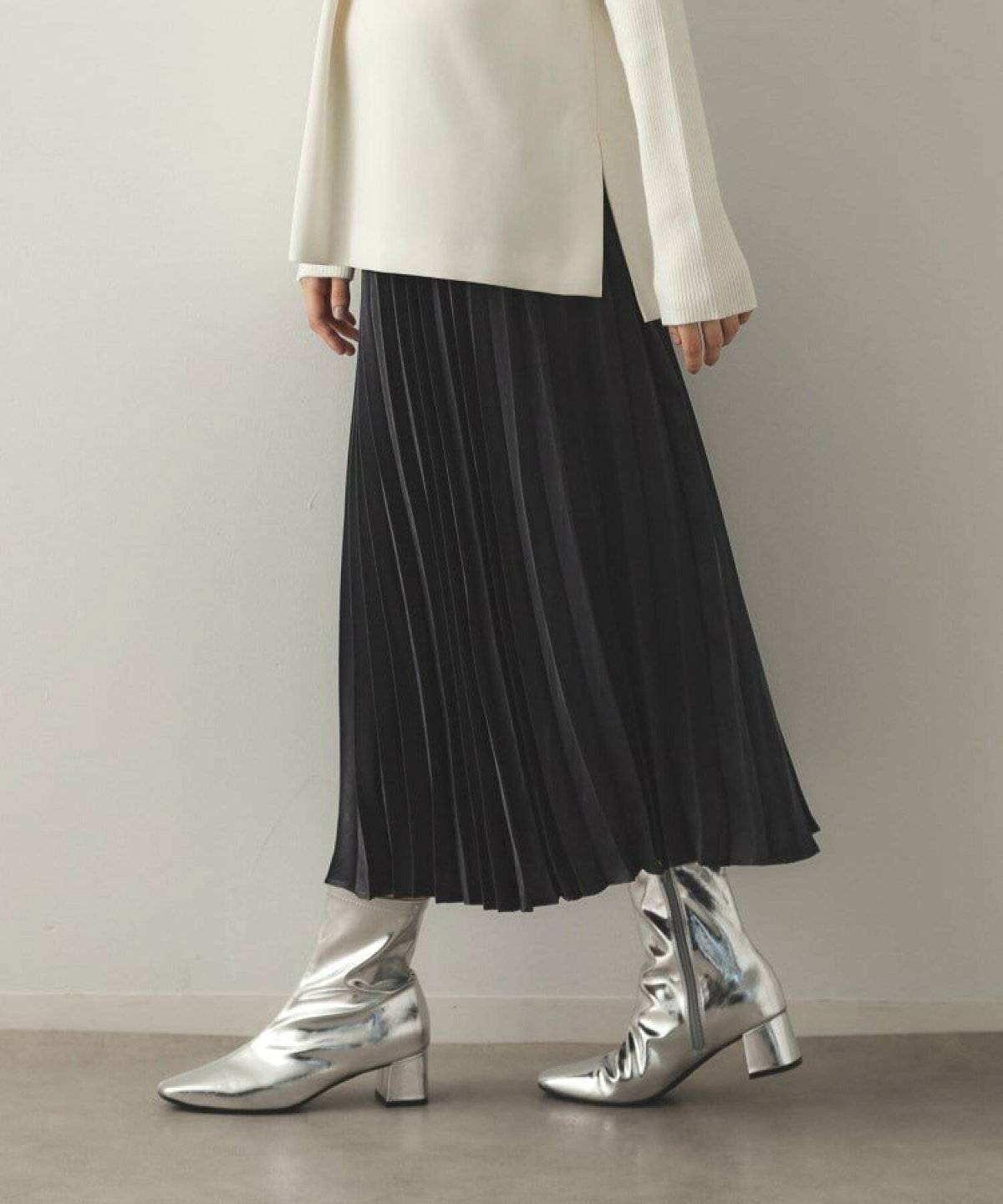 グレーのプリーツロングスカートコーデ