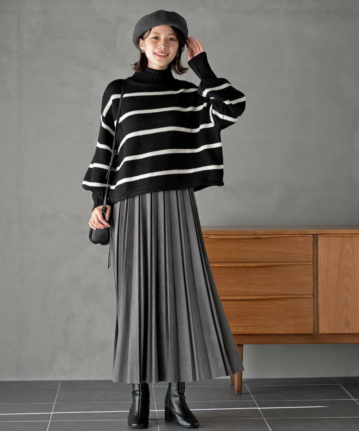 グレーのスウェードプリーツスカートコーデ