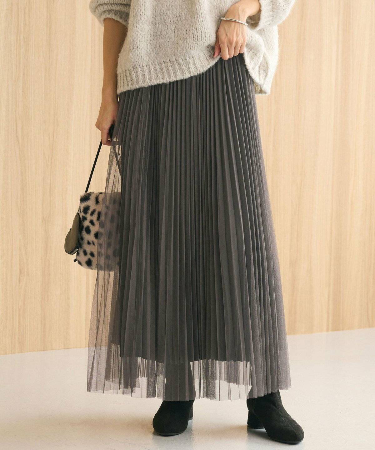グレーのプリーツスカートコーデ