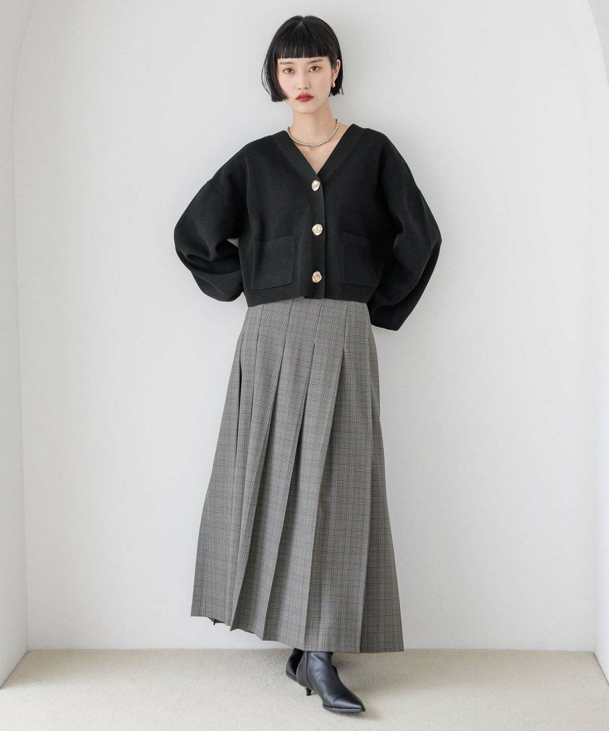 グレーのプリーツスカートコーデ