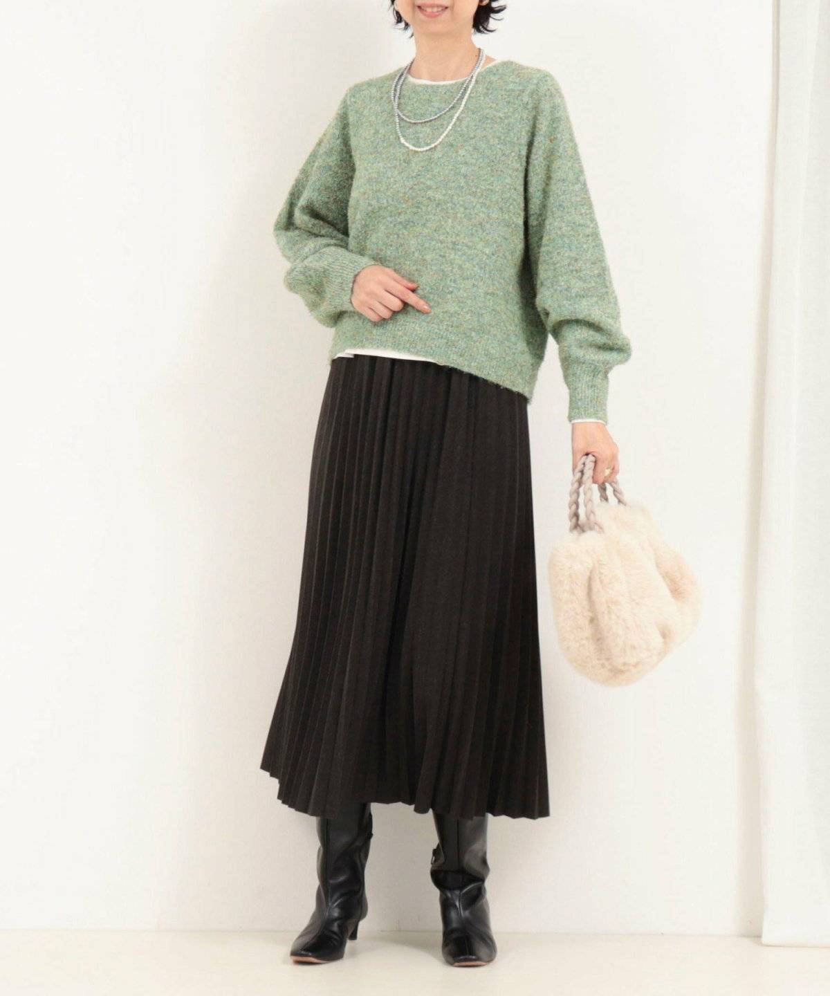 グレーのプリーツスカートコーデ