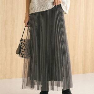 グレーのプリーツスカートでエレガントな雰囲気に。春夏秋冬おすすめコーデ20選