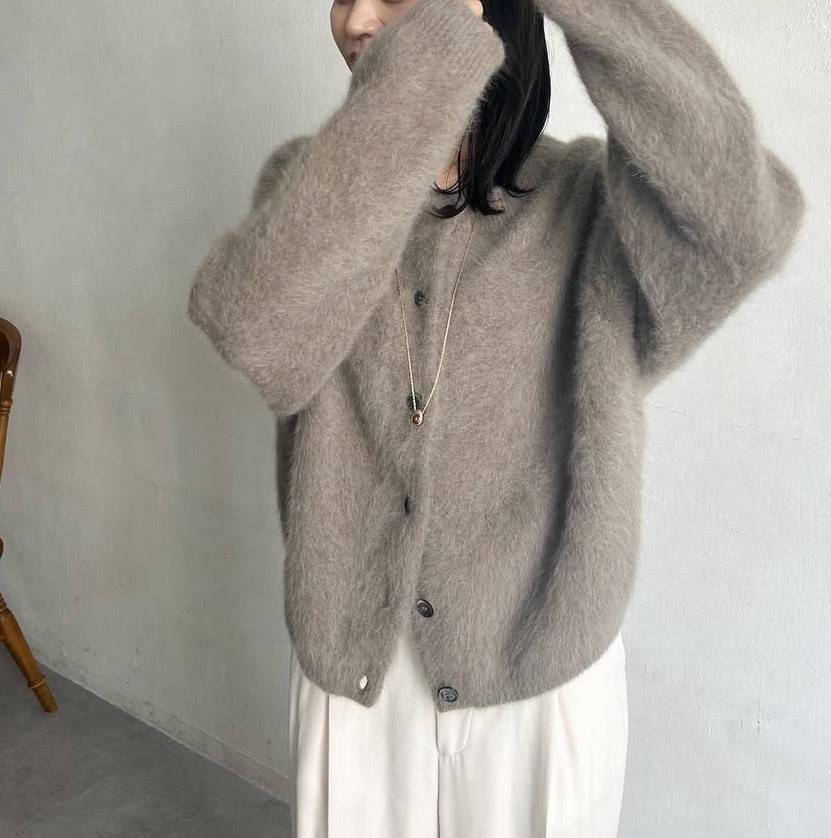 ベージュのモヘアカーディガンコーデ