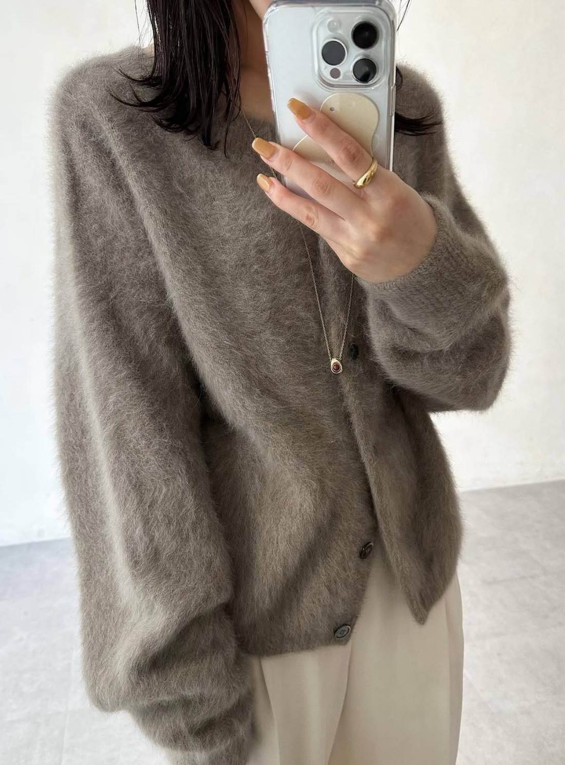 ベージュのモヘアカーディガンコーデ