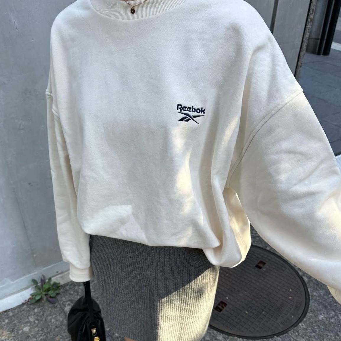 リーボックのミニロゴスウェットコーデ