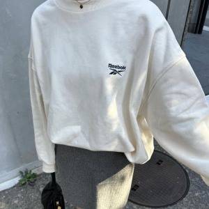 毎日これでいいかも……。肉厚なのに軽やか「リーボック」のロゴスウェット