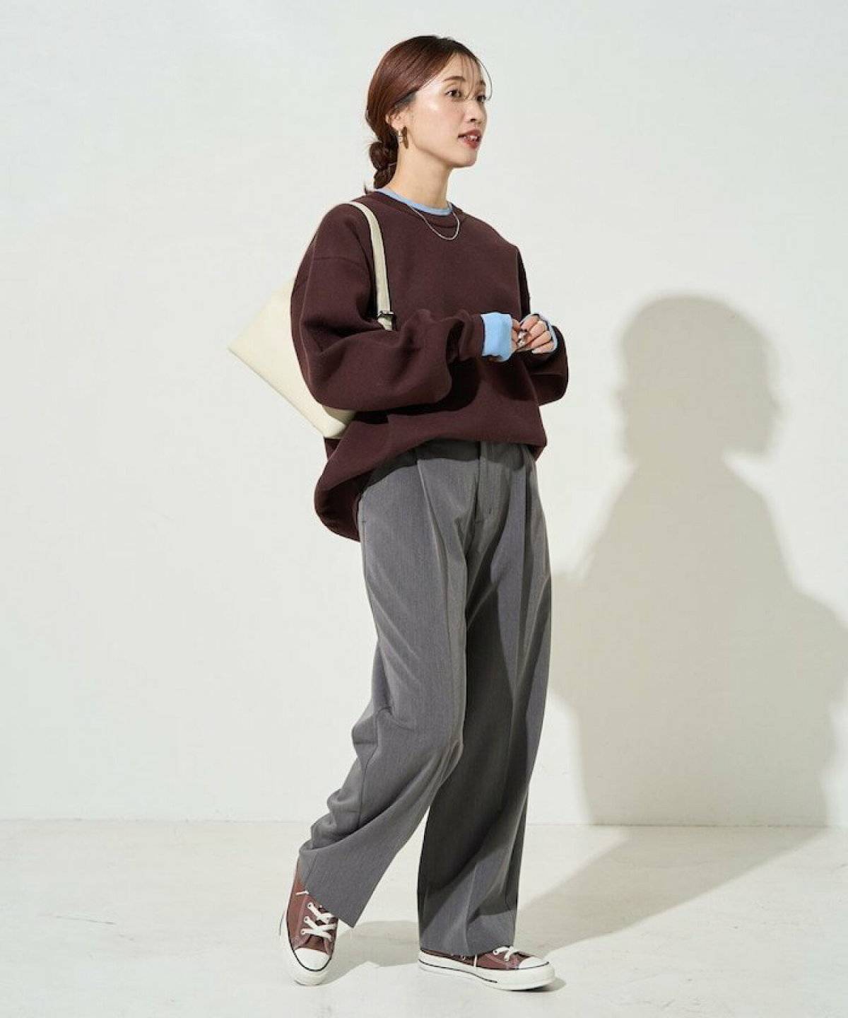 ニットにグレーのパンツを合わせた女性