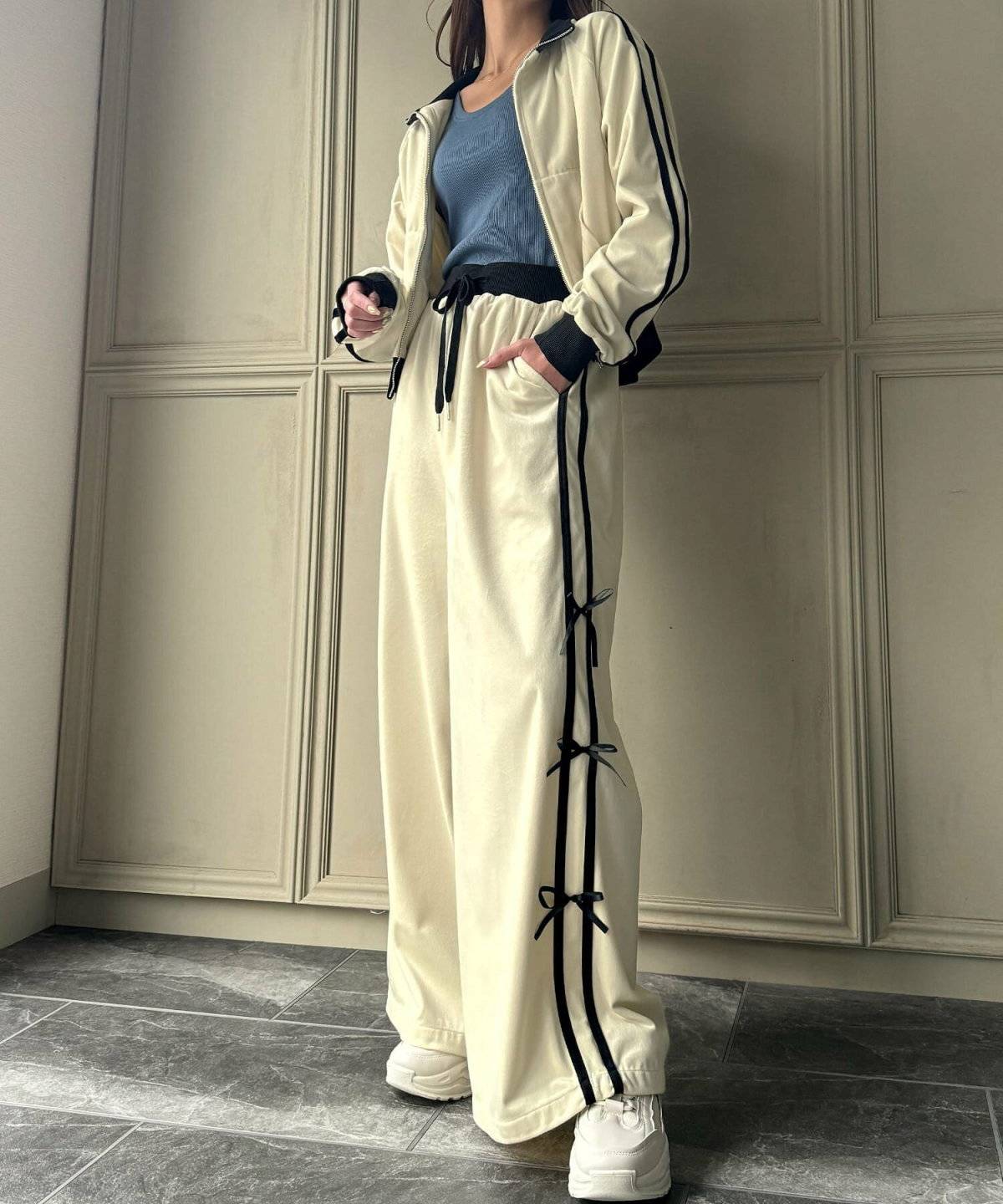 セットアップを着た女性