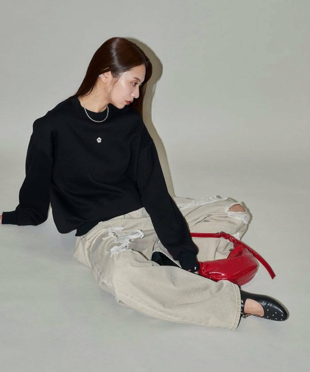 モノトーンコーデの女性