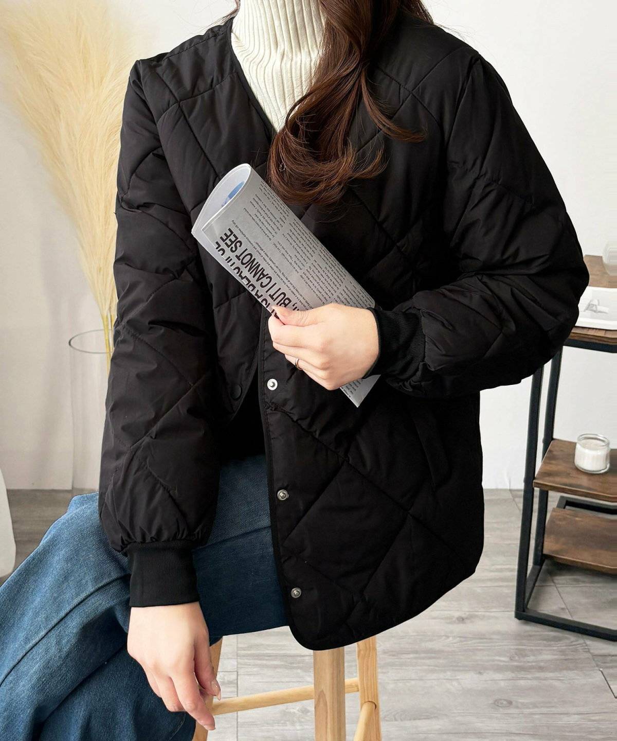 アウターにパンツを合わせた女性