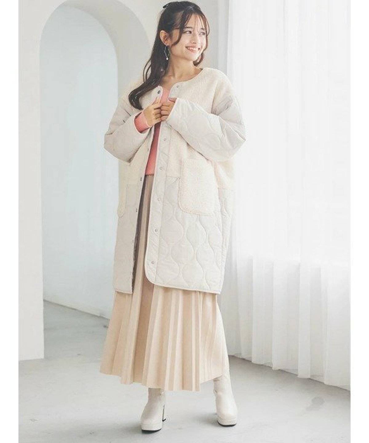 モノトーンコーデの女性