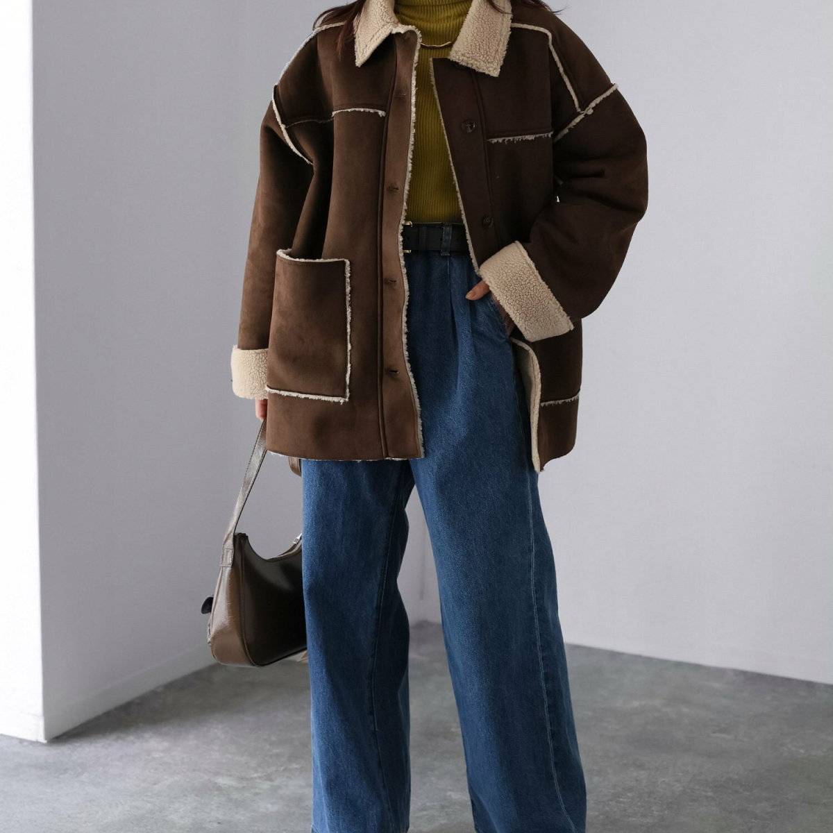 ムートンコートとデニムパンツコーデ