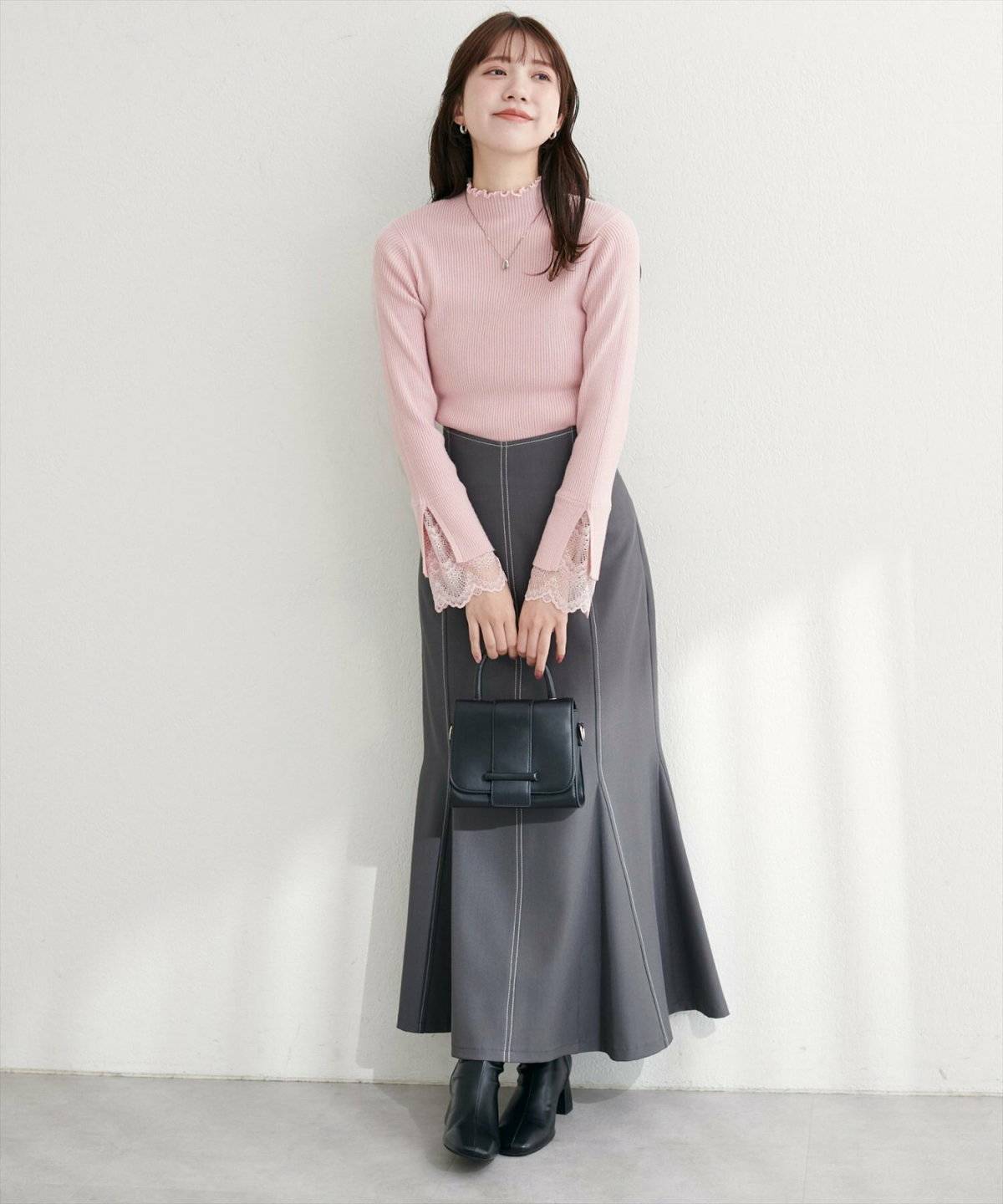 ニットにグレーのスカートを合わせた女性