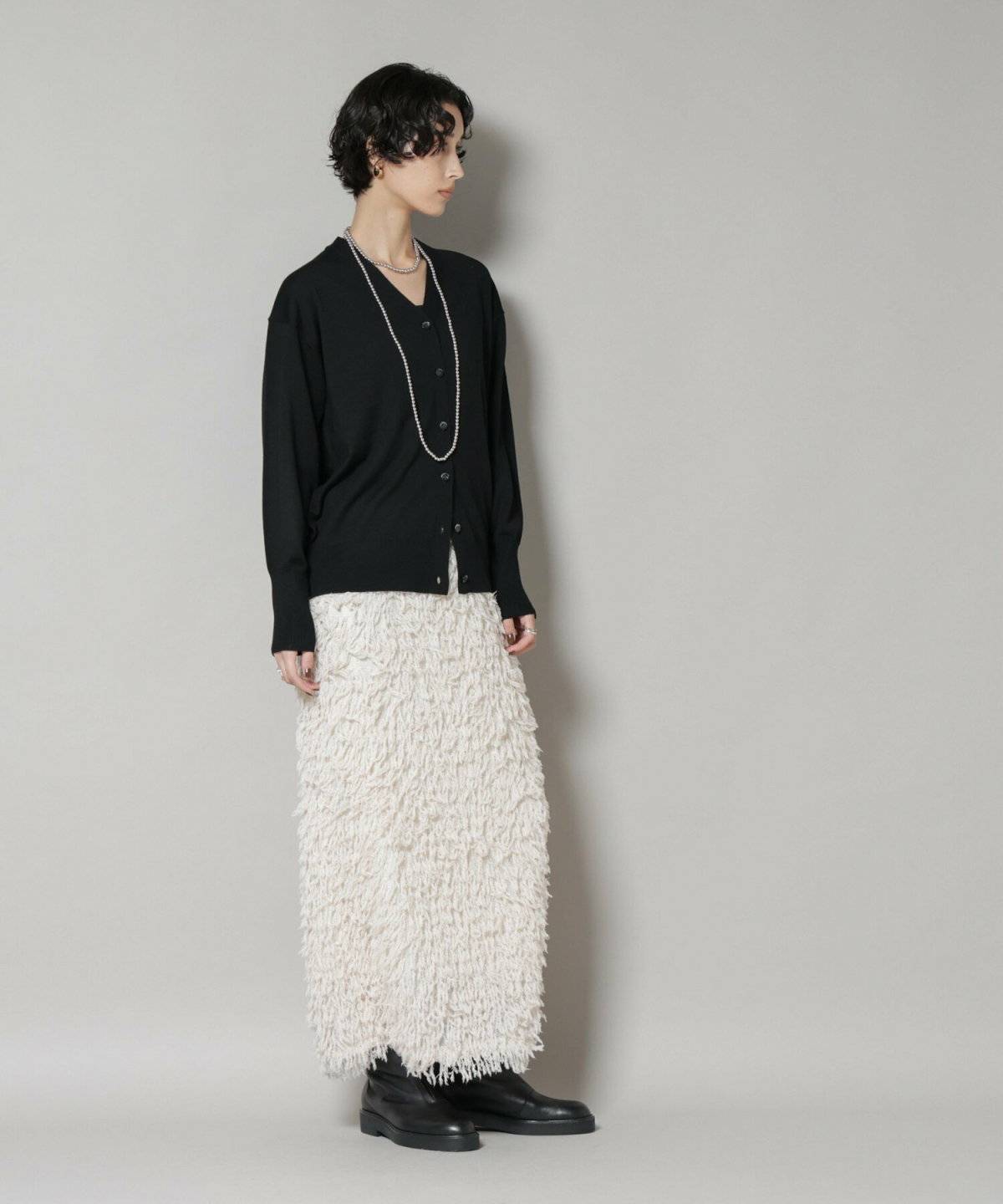 モノトーンコーデの女性