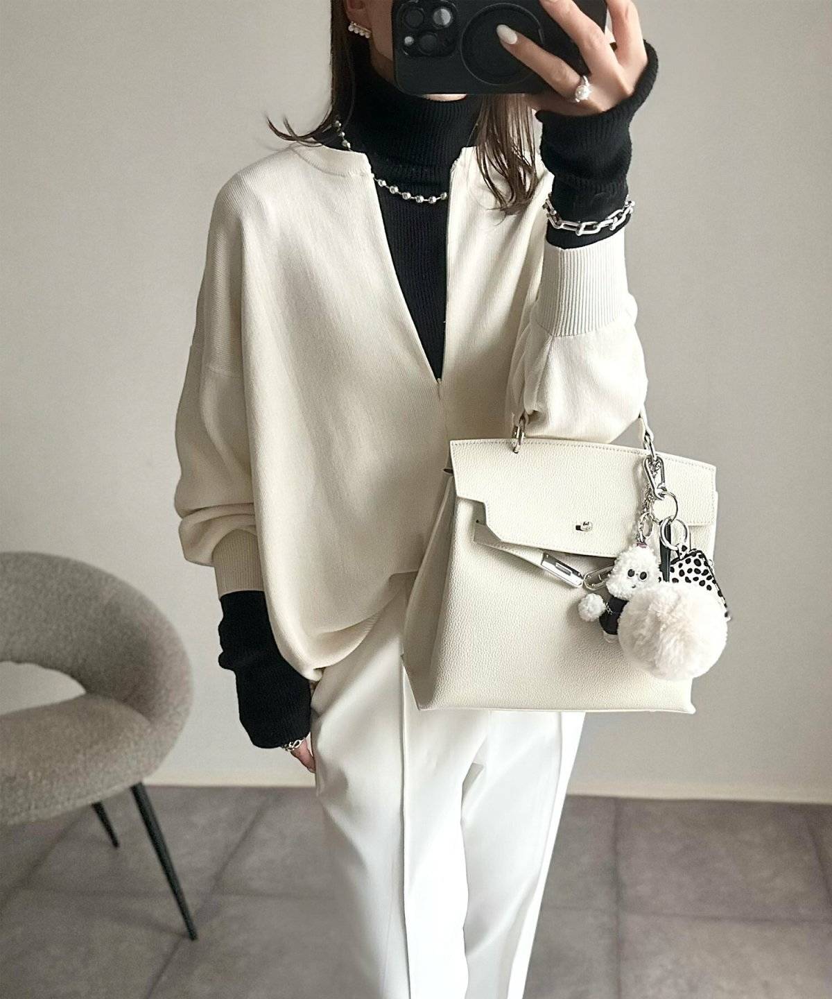 モノトーンコーデの女性