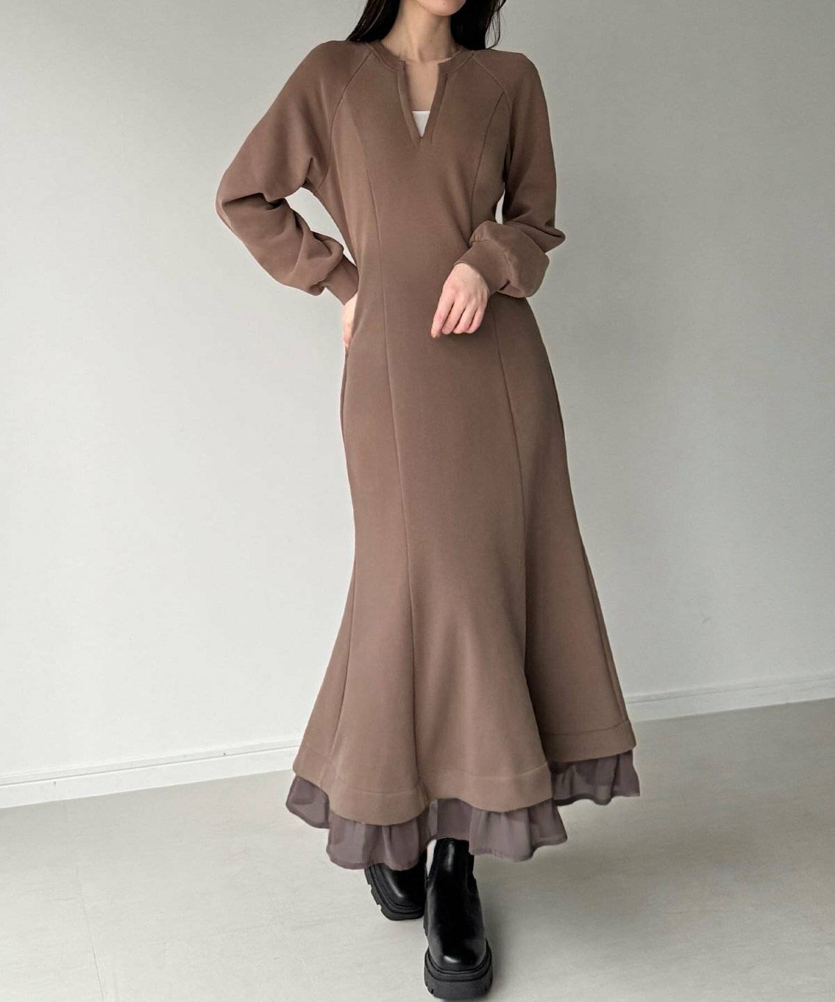 ブラウンのワンピースを着た女性