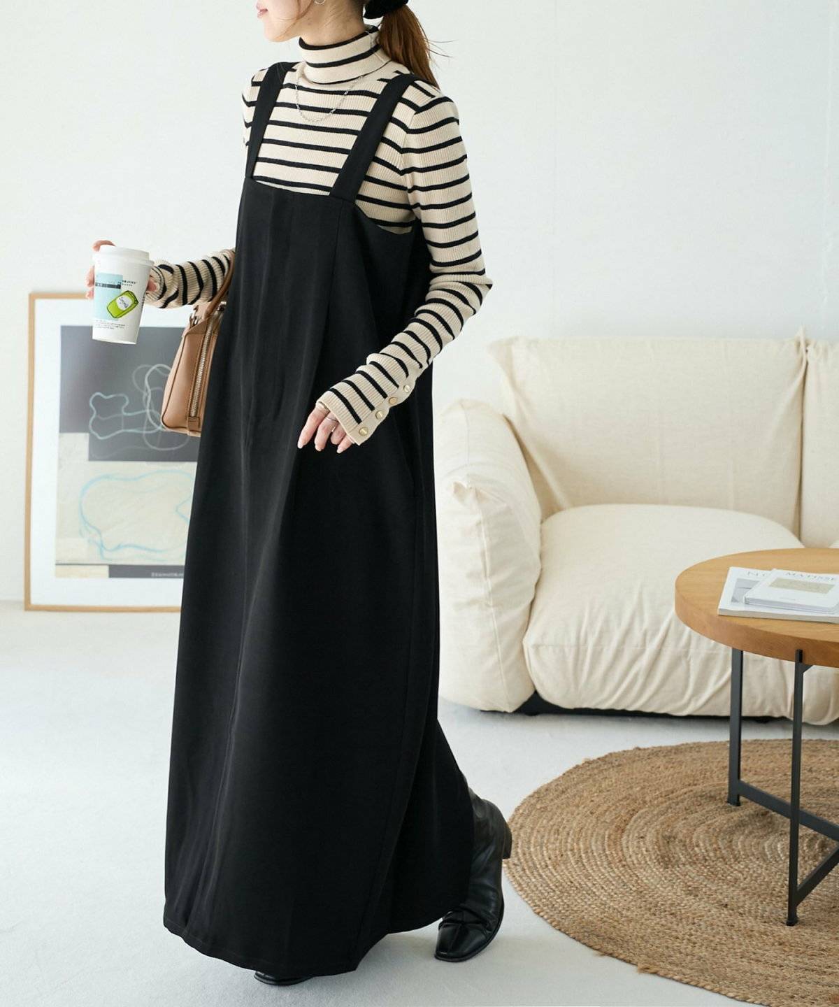 モノトーンコーデの女性