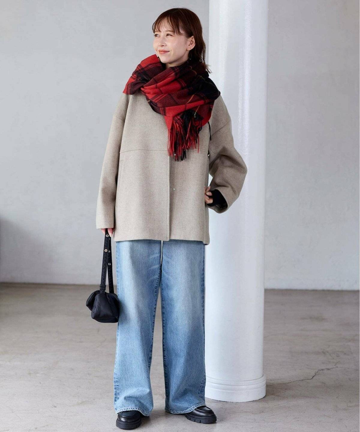 パンツコーデの女性