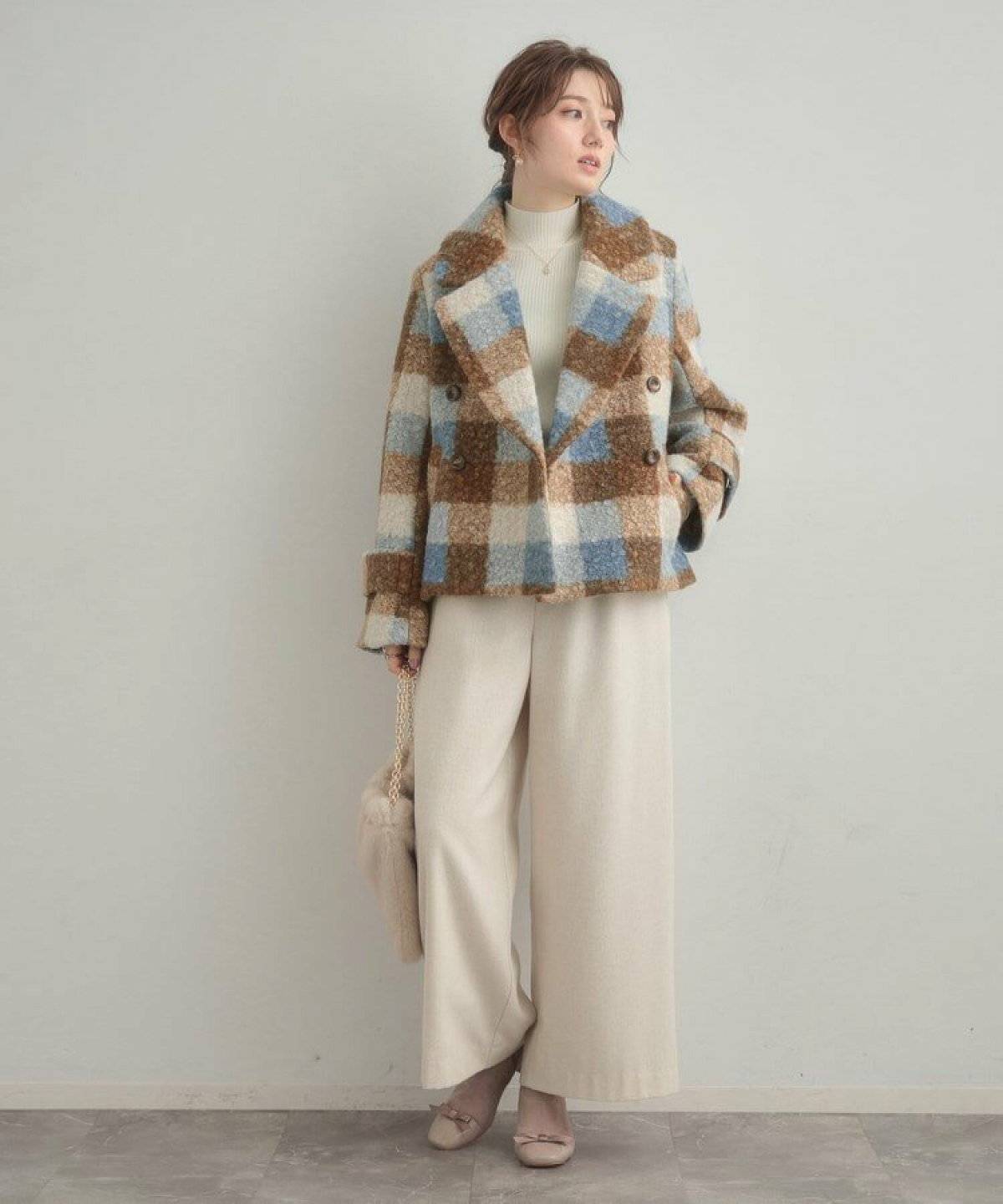 パンツコーデの女性